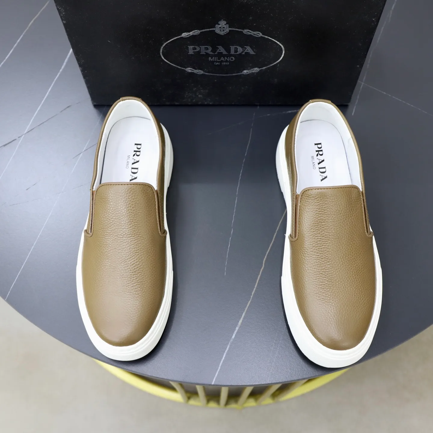 Ex-factory price: 420💰🙅‍♂️🙅‍♂️🙅‍♂️ Brand: PRADA Standard code: 38–44 (45 can be customized) Grade: Same as the official website Material: Original cowhide fabric Comfortable pigskin lining Lightweight wear-resistant outsole Style category: Men's fashionable casual shoes and boots Running sports shoes Distinguished luxury brand elements Top luxury Color: actual picture color